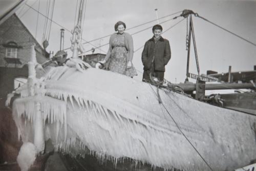 119_egas_-_arie_met_zijn_tante_teu_geerling_op_de_zelflosser_thea_-_1963_haventje_bas_van_mil_in_hveld