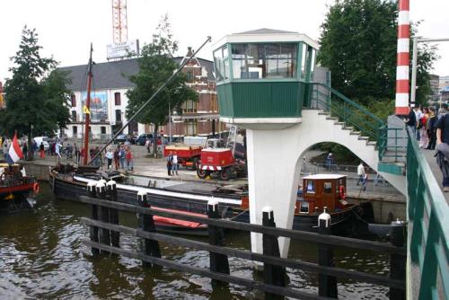 198_de_vertrouwen_van_moret_lossend_in_de_oosterhaven_groningen_2005_coll_fam_moret