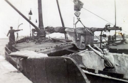 217_altena_toon_cornet_werkendam_lossend_in_yerseke_1964_bron_thw
