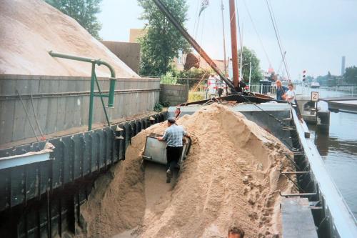 272_vader_ot_van_houwelingen_aan_de_bak_bij_betonfabriek_willemse_in_delft