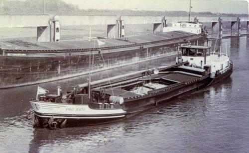 836_iii_164_de_pro_rata_van_fr__bastiaanse_voor_de_sluis_van_wijk_bij_duurstede_1960_dit_schip_was_de_laatste_zelflosser_van_de_werkendamse_vloot_coll_th_westerhout