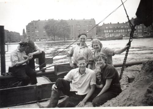 347_19530601_1_met_de_aak_ger-cor_zand_lossen_aan_de_weesperzijde_in_adam